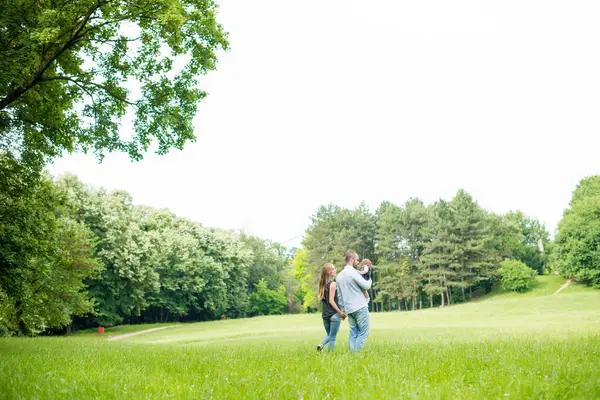 Yürüyen çimenler, anne, baba ve kız
