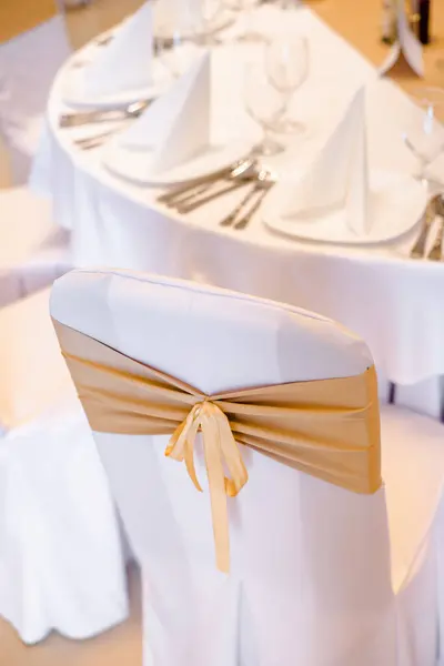 Altın elementlerle süslenmiş sandalye