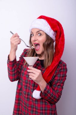 Noel Baba şapkalı kız çöl yiyor.