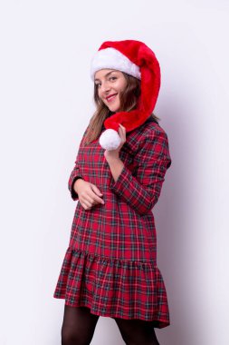 Noel Baba şapkası takan bir kızın portresi.