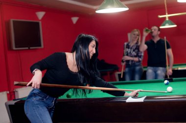 Arkadaşlar bilardo oynuyor.