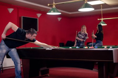 Arkadaşlar bilardo oynuyor.