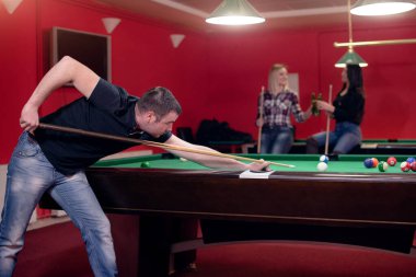 Arkadaşlar bilardo oynuyor.