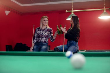 Arkadaşlar bilardo oynuyor.