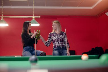 Arkadaşlar bilardo oynuyor.