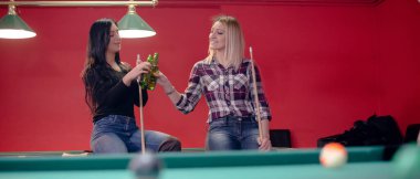 Arkadaşlar bilardo oynuyor.