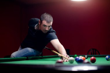 Arkadaşlar bilardoda eğleniyor.