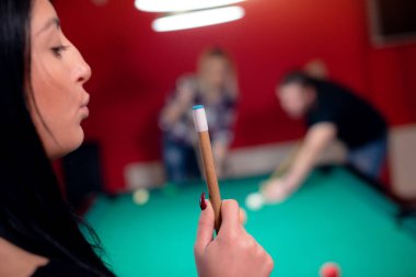 Genç ve çekici esmer kız bir oyuna hazırlanıyor.