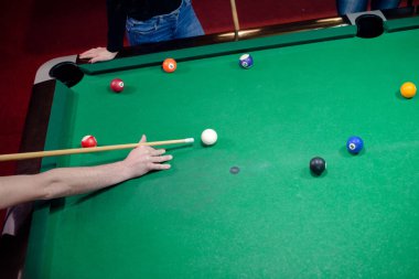 Arkadaşlar bilardo oynuyor.