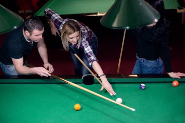Arkadaşlar bilardo oynuyor.