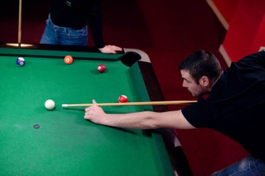 Arkadaşlar bilardoda eğleniyor.