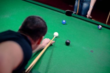 Arkadaşlar bilardo oynuyor.