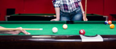 Arkadaşlar bilardo oynuyor.