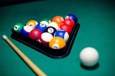 Topları kapat ve bilardo masasına yapış.
