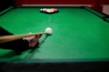 Adam bilardo oynuyor.