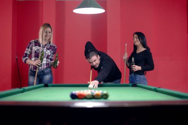 İnsanlar bilardo oynamaktan zevk alıyor.