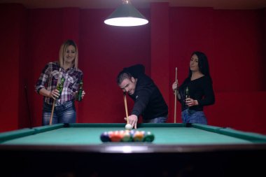 İnsanlar bilardo oynamaktan zevk alıyor.