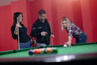 İnsanlar bilardo oynamaktan zevk alıyor.