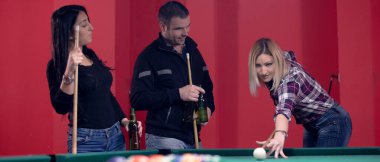 İnsanlar bilardo oynamaktan zevk alıyor.