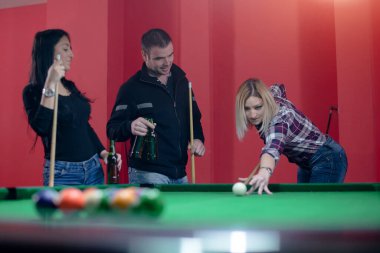 İnsanlar bilardo oynamaktan zevk alıyor.