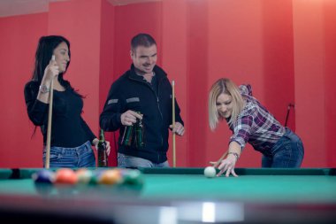 İnsanlar bilardo oynamaktan zevk alıyor.