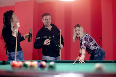 İnsanlar bilardo oynamaktan zevk alıyor.