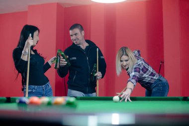 İnsanlar bilardo oynamaktan zevk alıyor.