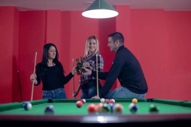 İnsanlar bilardo oynamaktan zevk alıyor.