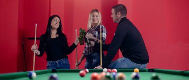 İnsanlar bilardo oynamaktan zevk alıyor.