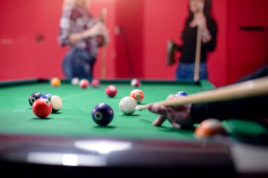 Bilardo oynayan arkadaşlar