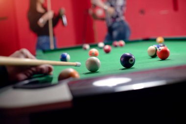 İnsanlar bilardo oynamaktan zevk alıyor.