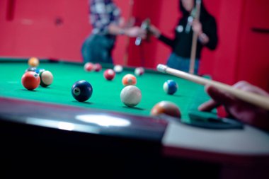 İnsanlar bilardo oynamaktan zevk alıyor.