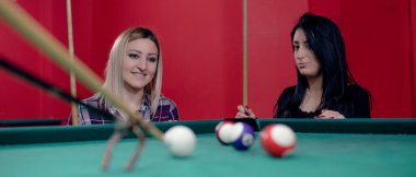 Kızlar grev için tezahürat yapıyor.