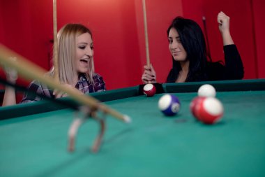 Kızlar grev için tezahürat yapıyor.