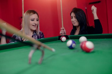 Kızlar grev için tezahürat yapıyor.