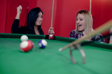 Kızlar grev için tezahürat yapıyor.