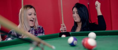 Kızlar grev için tezahürat yapıyor.