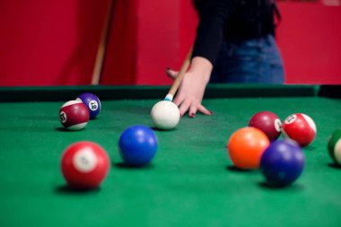 Kız bilardo oynayarak rahatlıyor.