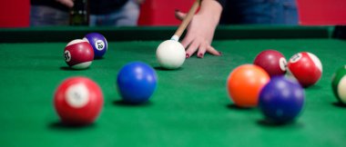 Kız bilardo oynayarak rahatlıyor.