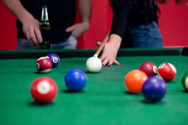 Kız bilardo oynayarak rahatlıyor.