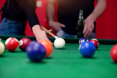 Kız bilardo oynayarak rahatlıyor.