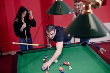 Arkadaşlar bilardo oynuyor.