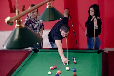 Arkadaşlar bilardo oynuyor.