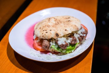 Hamburger, marul ve soğanlı..