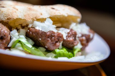 Izgara et, soğan ve yeşil salata..