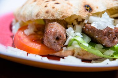 Çeşitli salata ve ekmekle nefis bir barbekü yakın çekim.