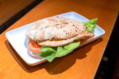 Kızarmış tavuk göğsü, salata ve domatesli ekmek..