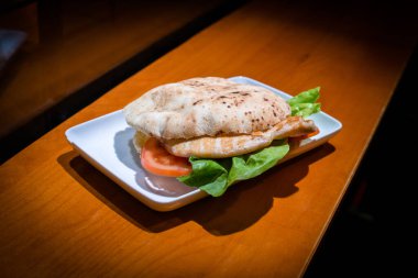 Salatalı tavuk burger, domates ve marul, yemeye hazır..