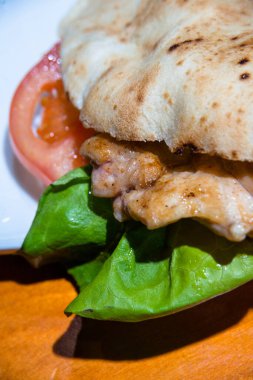 Hamburgerin aşırı yakın çekimi, kırpılmış görüntü.