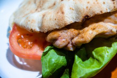 Taze hamburger, et, marul ve domatesin tam kare görüntüsü.